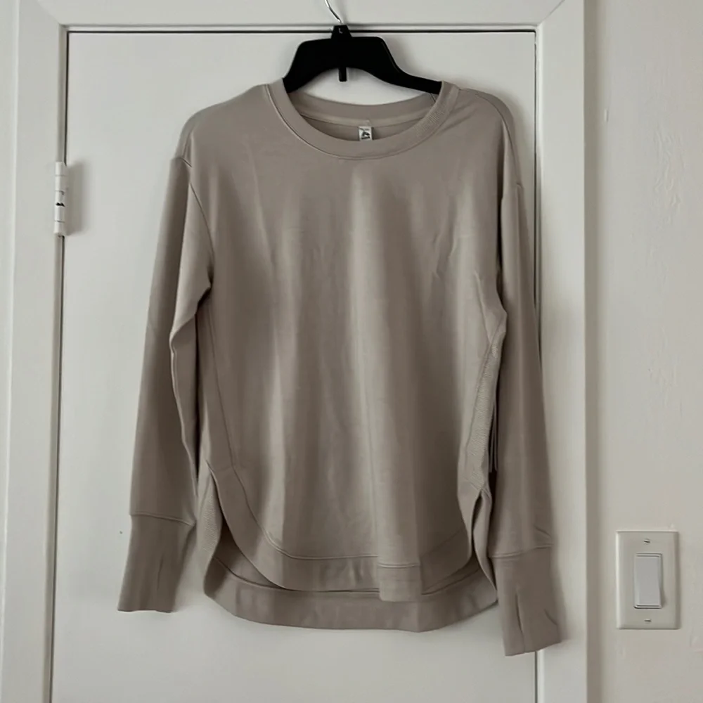 NWT Soft Rounded Hem Tee with Thumb Holes - Picture 6 of 13